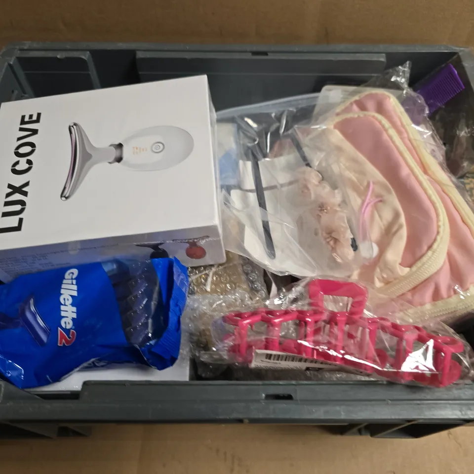 APPROXIMATELY 15 ASSORTED HEALTH & BEAUTY PRODUCTS TO INCLUDE LUX COVE, RAZOS AND MAKEUPBAG