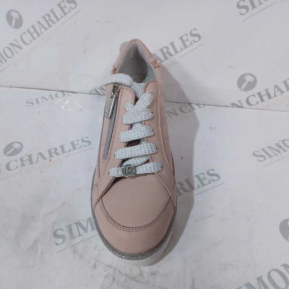 BOXED PAIR OF MODA IN PELLE GENE TRAINERS IN SALMON PINK SIZE 3