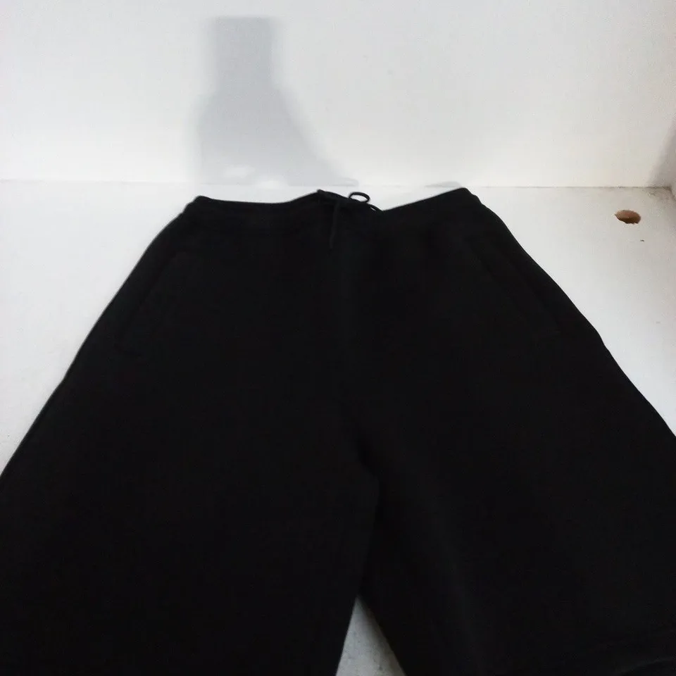 WEEKDAY BLACK SHORTS – UK M (EUR M)