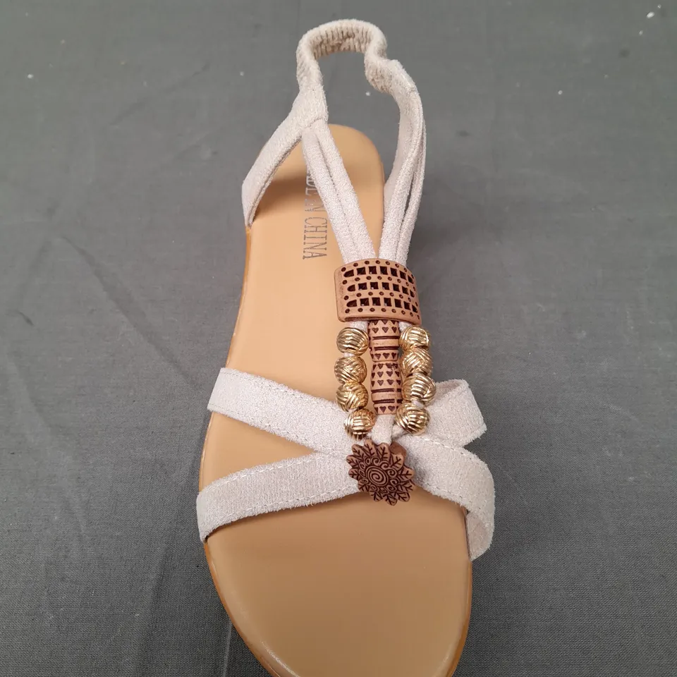PAIR OF BEIGE SANDALS WITH GOLD EMBELLISHMENT SIZE EU 39