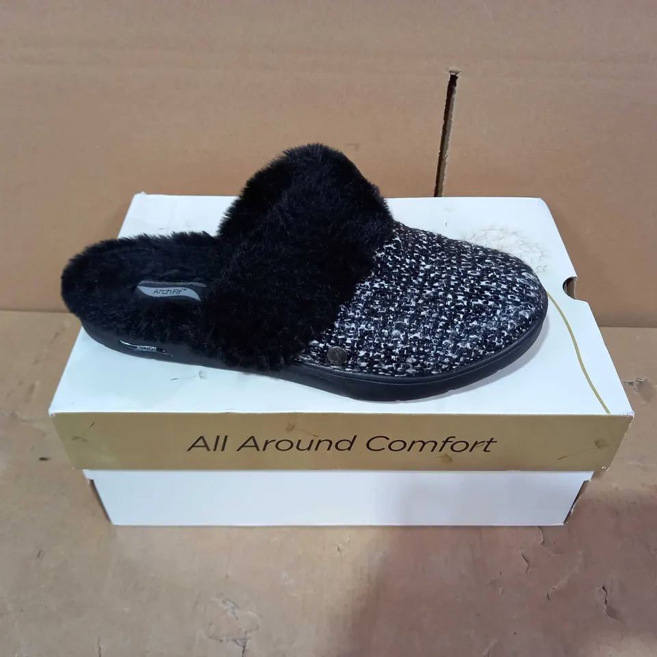 BOXED PAIR OF SKECHERS - SIZE 4