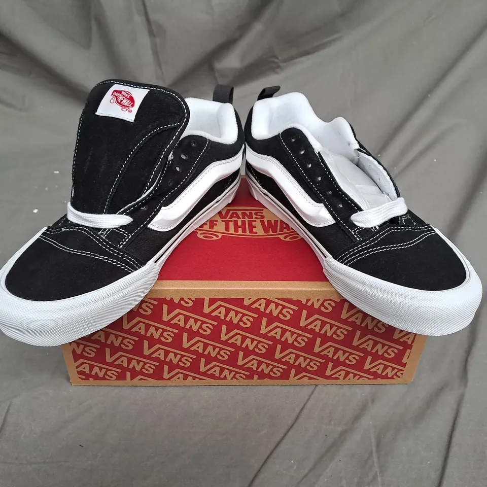 BOXED VANS KNU SKOOL SHOES IN BLACK/TRUE WHITE SIZE 6.5
