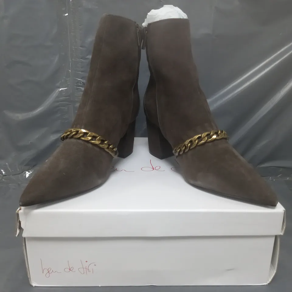 BOXED PAIR OF BEN DE LISI ANKLE BOOTS IN CHOCOLATE SIZE 9