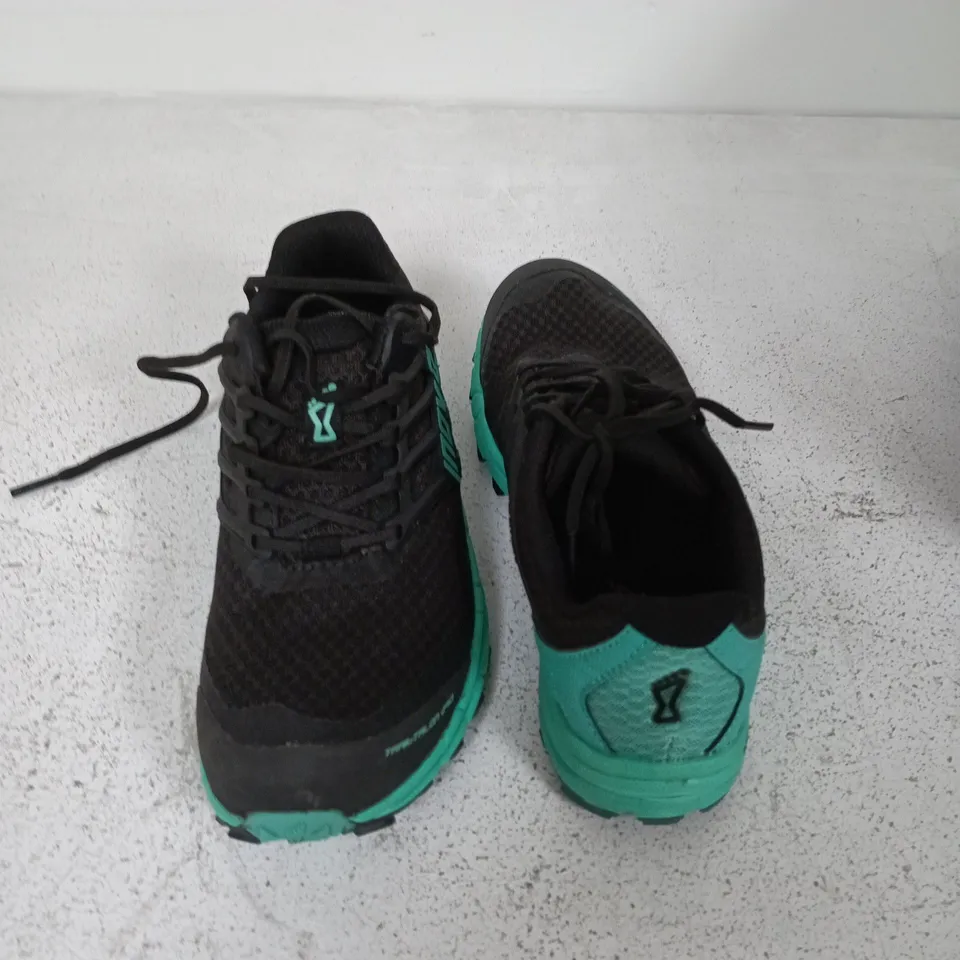BOXED PAIR OF INOV WOMENS TRAIL TALON 290 TRAINERS IN BLACK/TEAL - UK 4