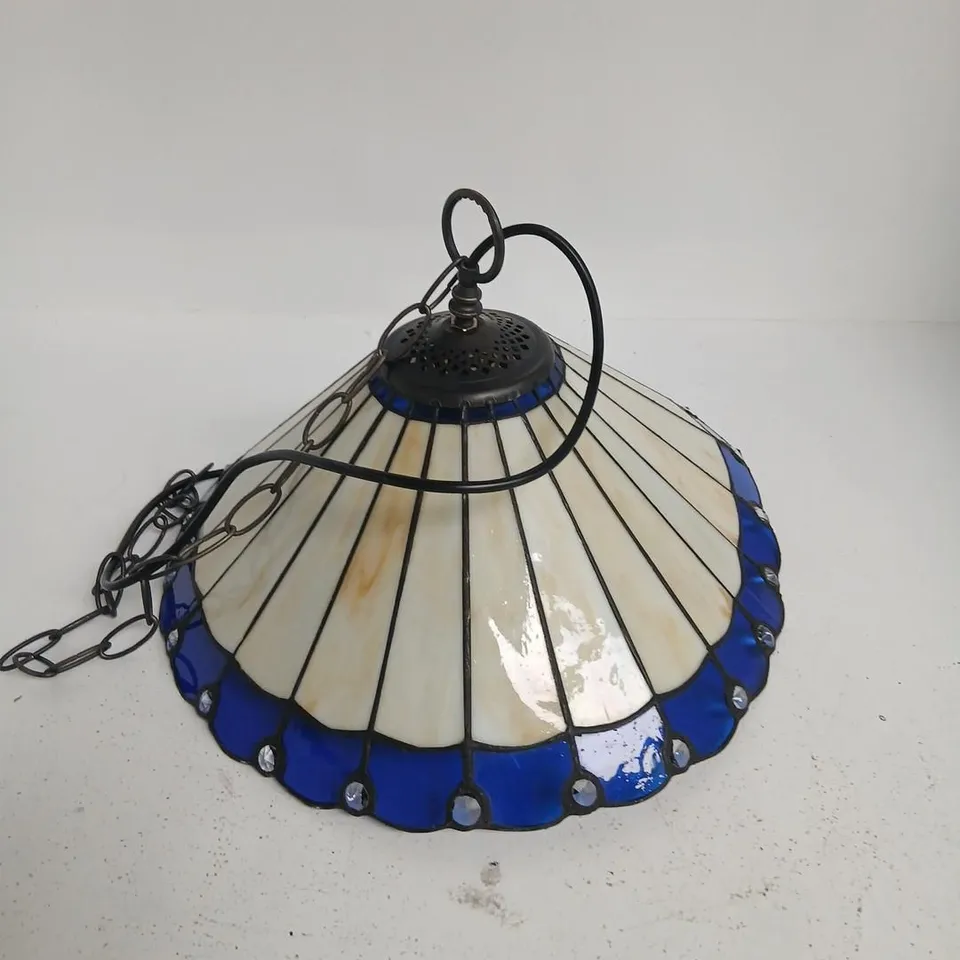 TIFFANY-STYLE STAINED GLASS PENDANT LAMP WITH BLUE BORDER