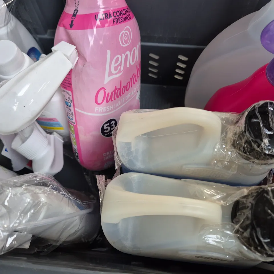 APPROXIMATELY 10 ASSORTED HOUSEHOLD ITEMS TO INCLUDE LENOR, DYLON, ETC