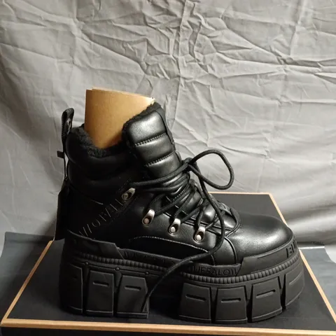 BOXED PAIR OF BUFFALO BLACK PLATFORM BOOTS - UK SIZE 6