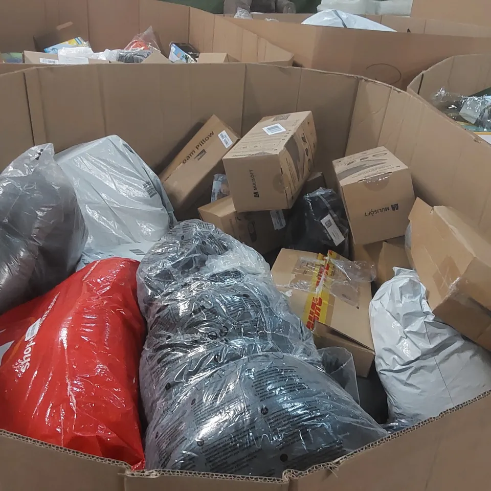 PALLET CONTAINING A VERY LARGE QUANTITY OF ASSORTED PILLOWS AND RELATED BEDDING/COMFORT PRODUCTS ECT