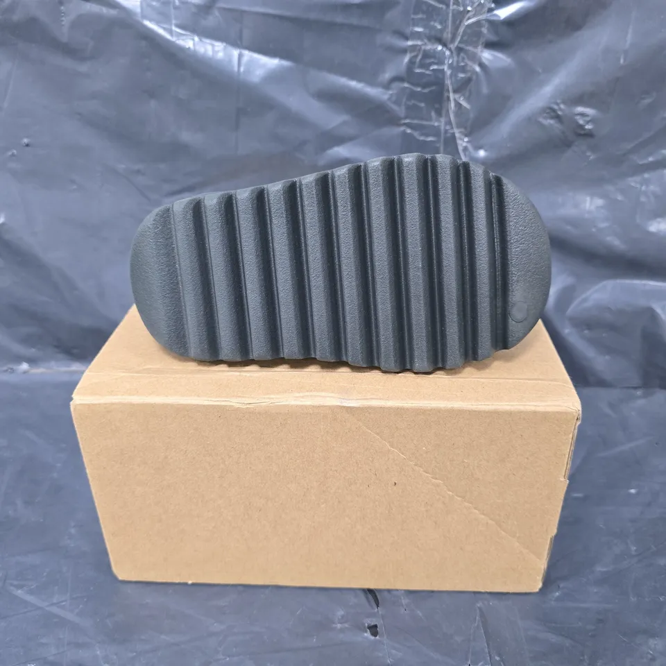 BOXED PAIR OF SLIDE BY ADIDAS YZY SLIDE OPEN TOE SLIDERS IN GREY SIZE UK 12