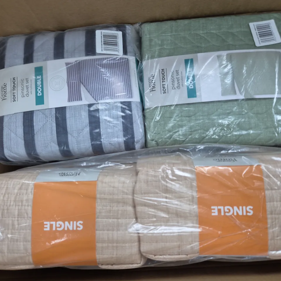 BOX OF APPROXIMATELY 8 ASSORTED BEDDING & SOFT FABRICS ITEMS TO INCLUDE DUVET SETS 