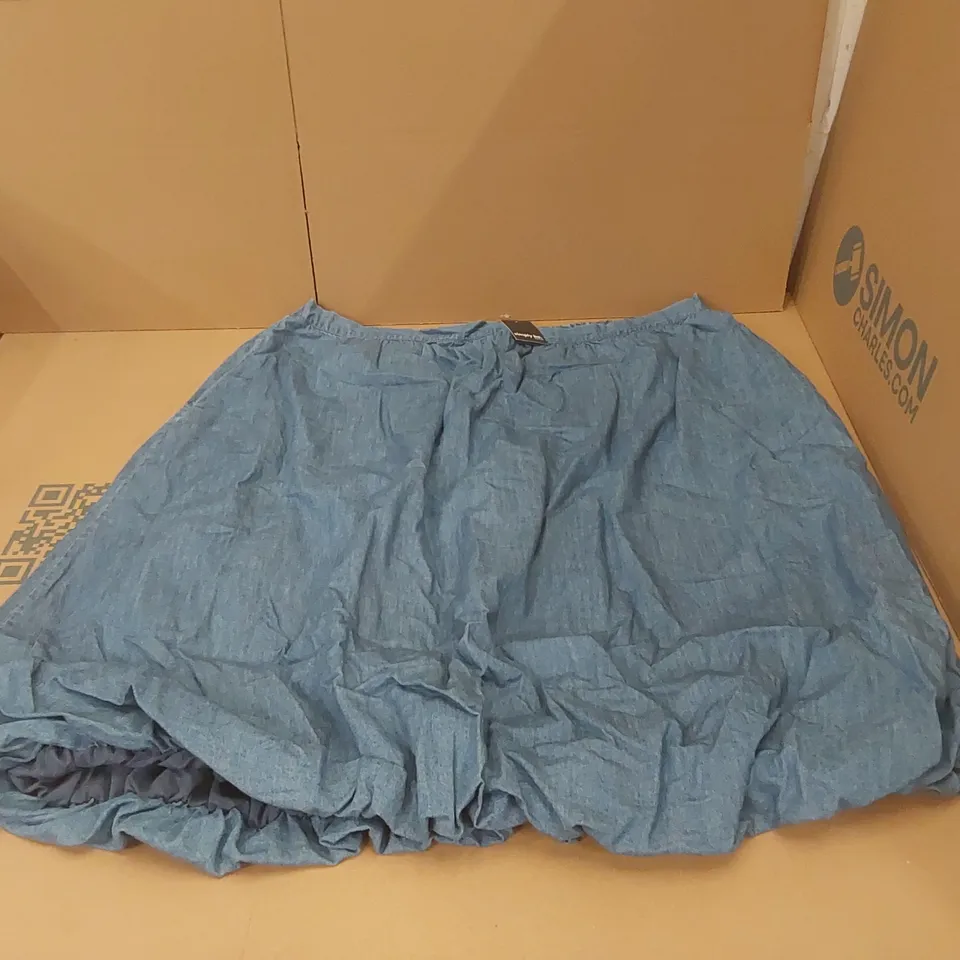BOX CONTAINING APPROXIMATELY 13x BRAND NEW SIMPLY BE MID BLUE DENIM SKIRTS - SIZE 26