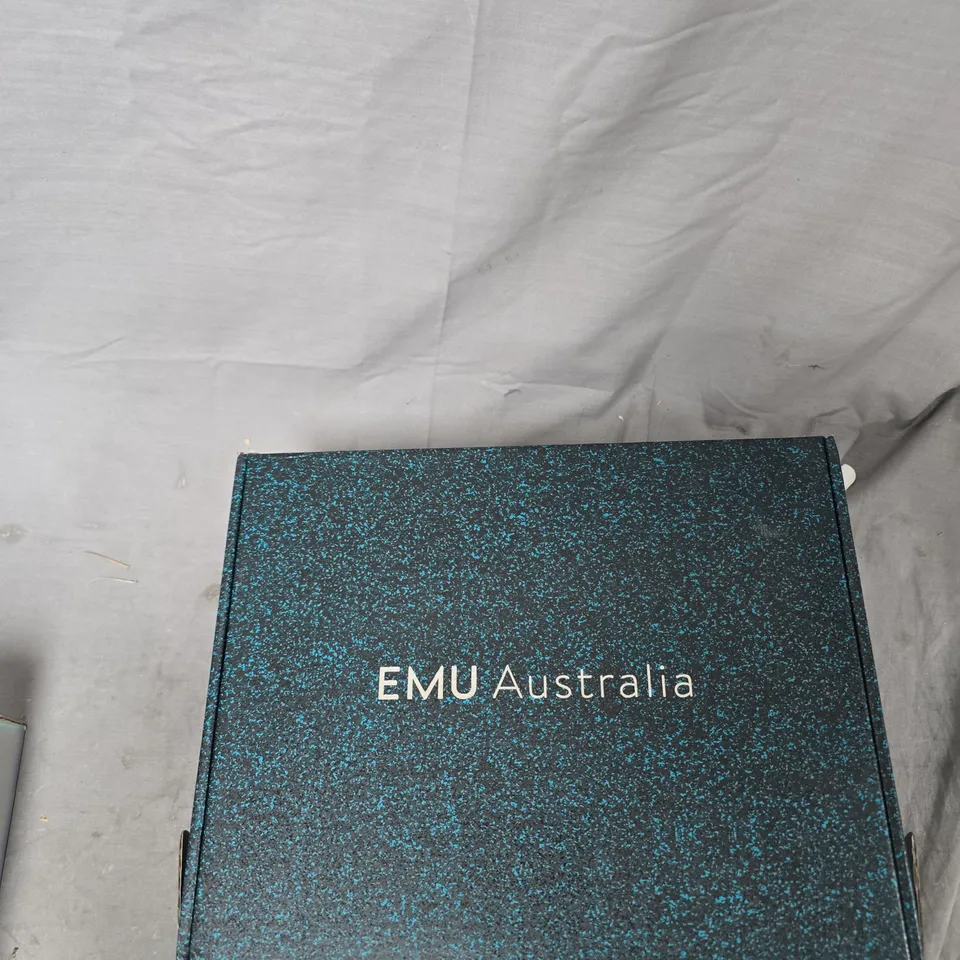 EMU AUSTRALIA WOMEN'S BLACK SUEDE ANKLE BOOTS WITH SHEARLING LINING – BOXED UK 5