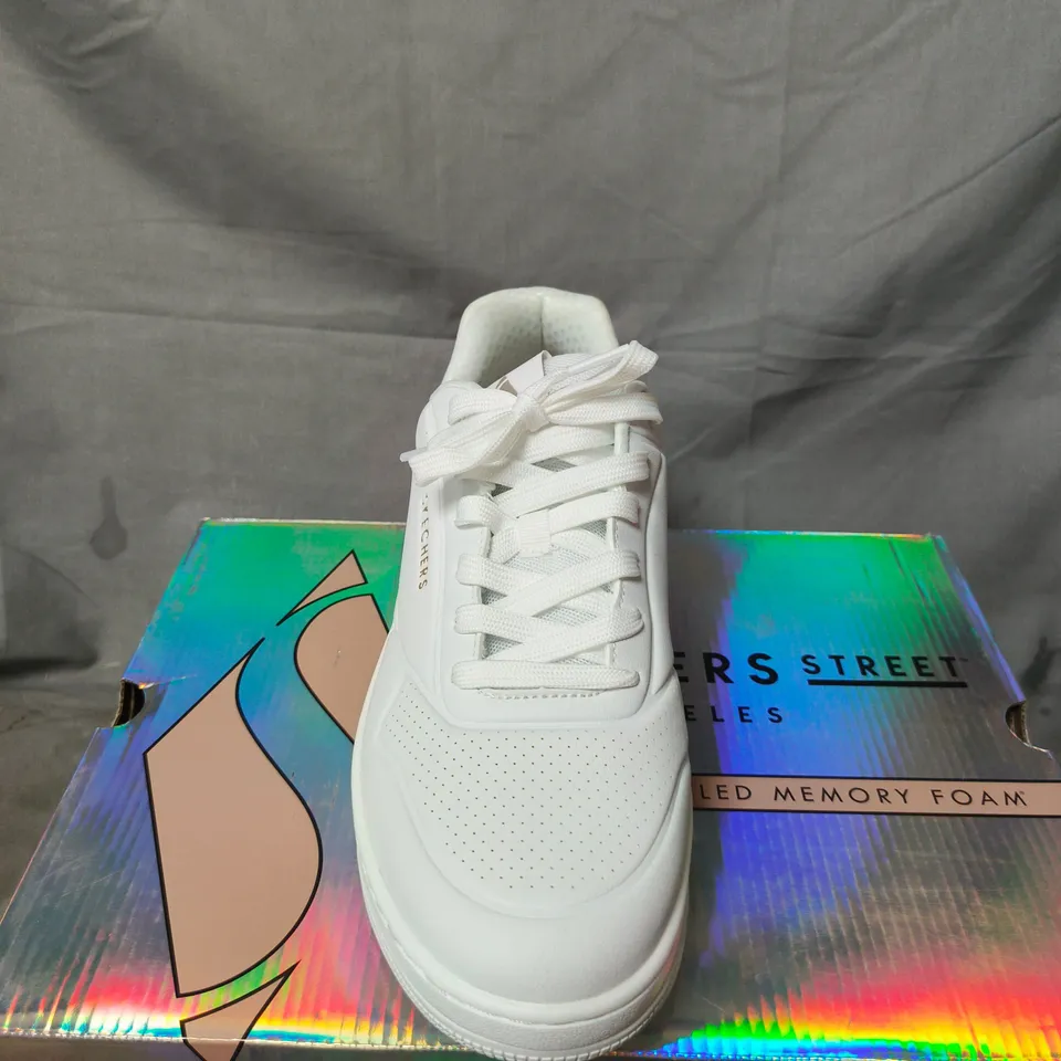 BOXED PAIR OF SKECHERS STREET LOS ANGELES WHITE SNEAKERS WITH AIR-COOLED MEMORY FOAM - SIZE 7