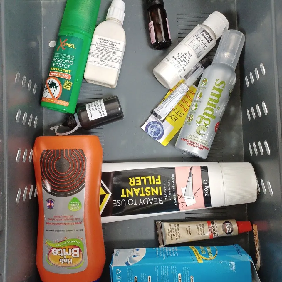 BOX OF APPROXIMATELY 15 ASSORTED HOUSEHOLD CLEANING PRODUCTS TO INCLUDE PEARL CASTOR OIL, TETRA AQUASAFE, VAX CARPET SOLUTION, ETC