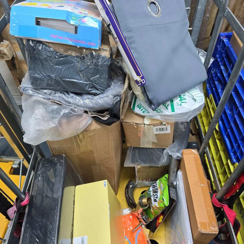 APPROXIMATELY 12 ASSORTED ITEMS TO INCLUDE TINY BREAK CHAIR PAD, CURTAINS, SWIM STIME BETAINE GREEN, ETC - COLLECTION ONLY