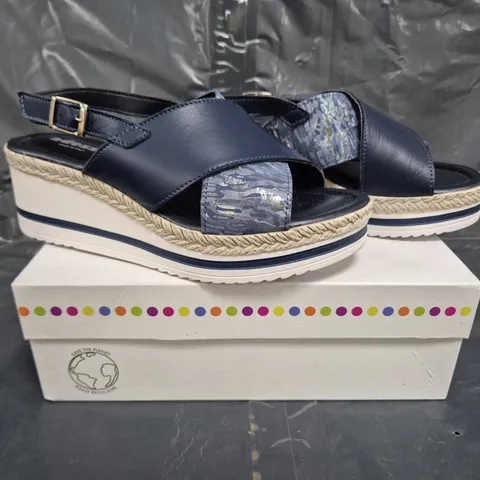 BOXED PAIR OF ADESSO COCO WEDGE SANDALS IN NAVY SIZE 6