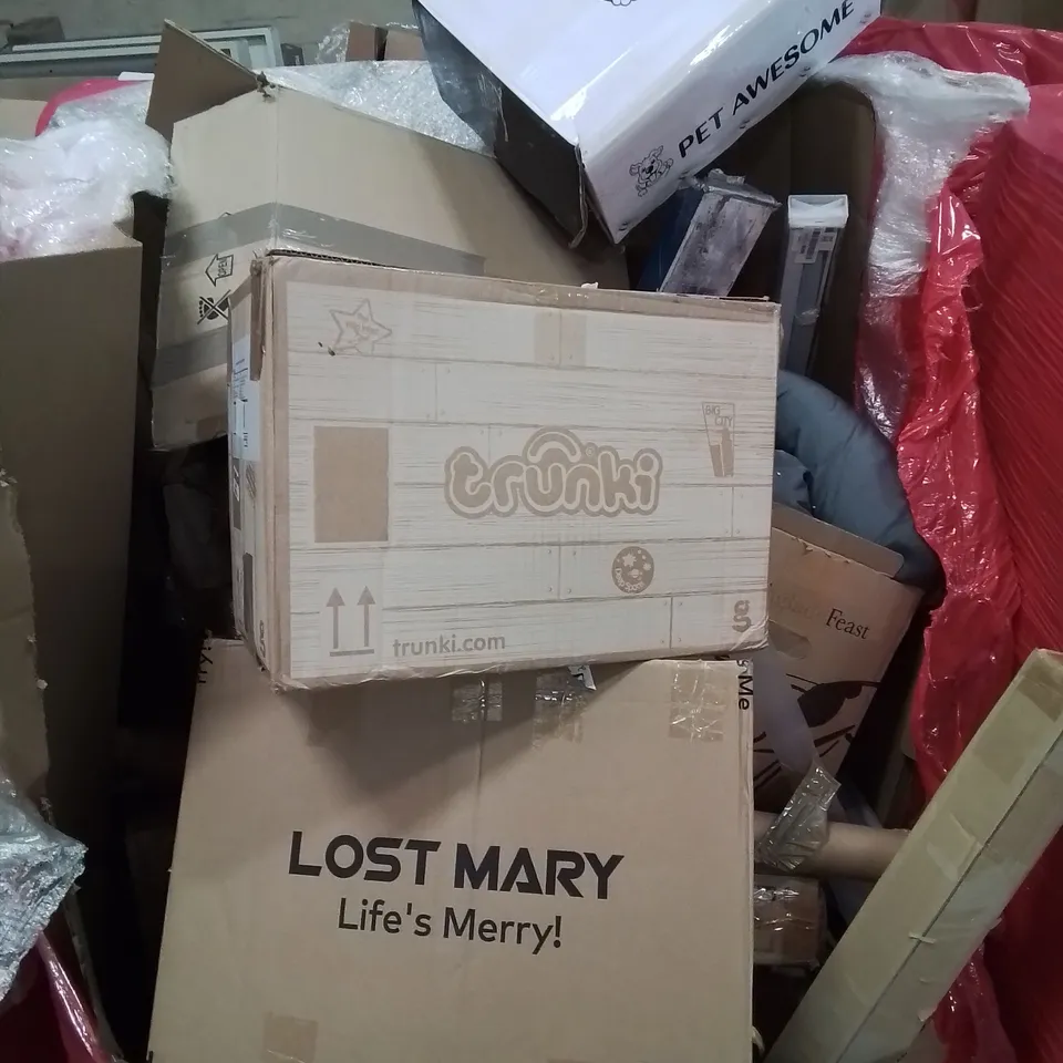 PALLET CONTAINING VARIOUS ITEMS TO INCLUDE SALT BUG ZAPPER, PET ACCESSORIES, TRUNKI ETC.
