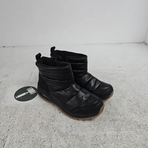 SKECHERS BLACK QUILTED PADDED WINTER BOOTS – UK 5.5 (US 8.5)