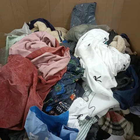 PALLET OF APPROXIMATELY 50 ASSORTED HOUSEHOLD/CLOTHING PRODUCTS TO INCLUDE JUMPERS, TOYS, HOME DECOR ETC - COLLECTION ONLY
