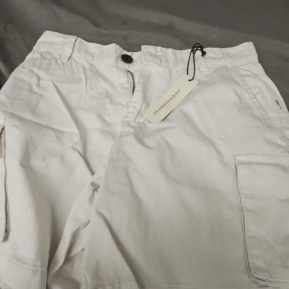 AVANT GARDE PARIS WHITE WOMEN'S SHORTS – VÊTEMENTS DE SOIRÉE, SIZE 34