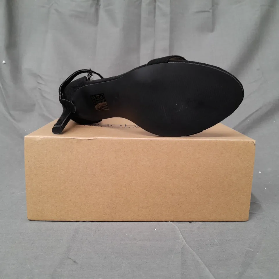 BOXED PAIR OF BOOHOO OPEN TOE HIGH HEEL SHOES IN BLACK SIZE 7