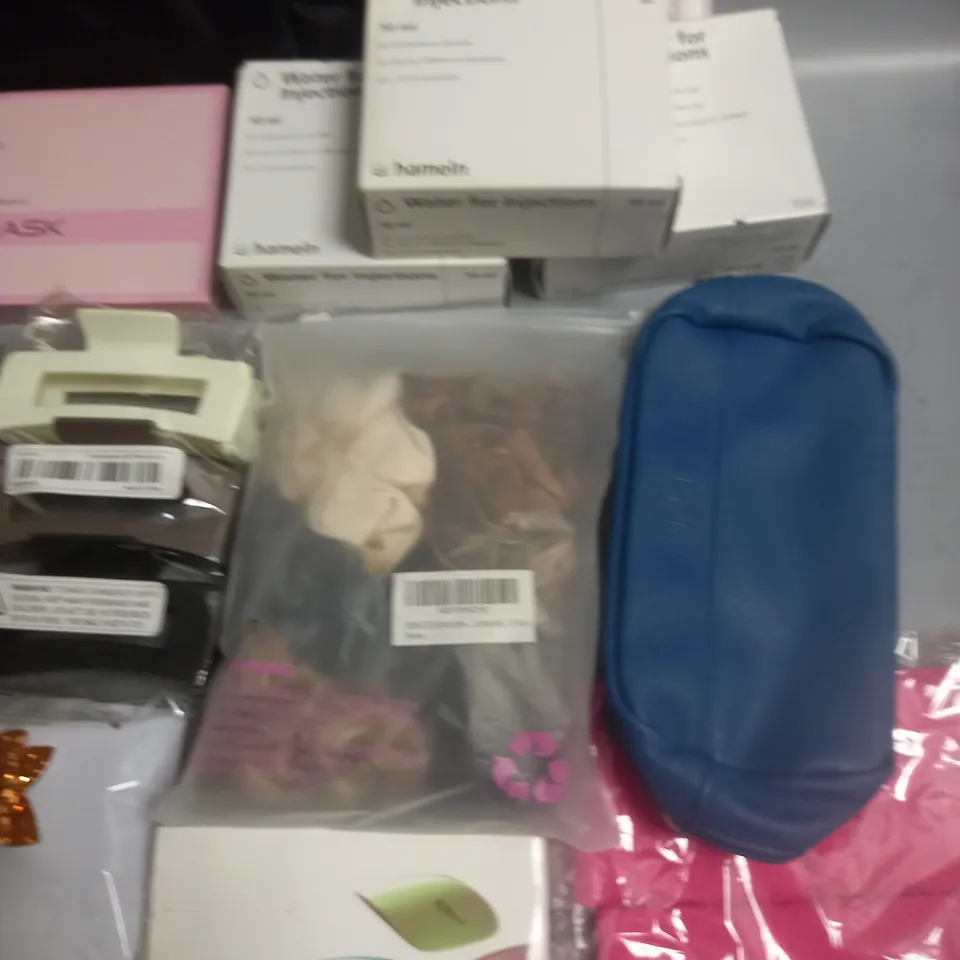 LOT OF APPROXIMATELY 20 ASSORTED HEALTH AND BEAUTY ITEMS TO INCLUDE SLEEP MASH, TRAVEL BAGS, HAIR CLIPS AND UVLED NAIL LAMP