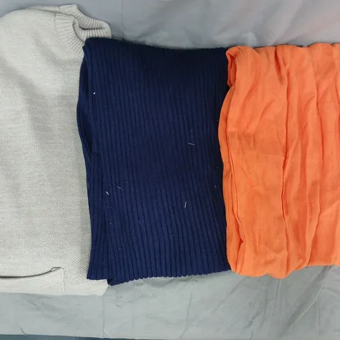 BOX OF APPROXIMATELY 10 ASSORTED CLOTHING AND FASHION ITEMS IN VARIOUS STYLES, SIZES, AND COLOURS