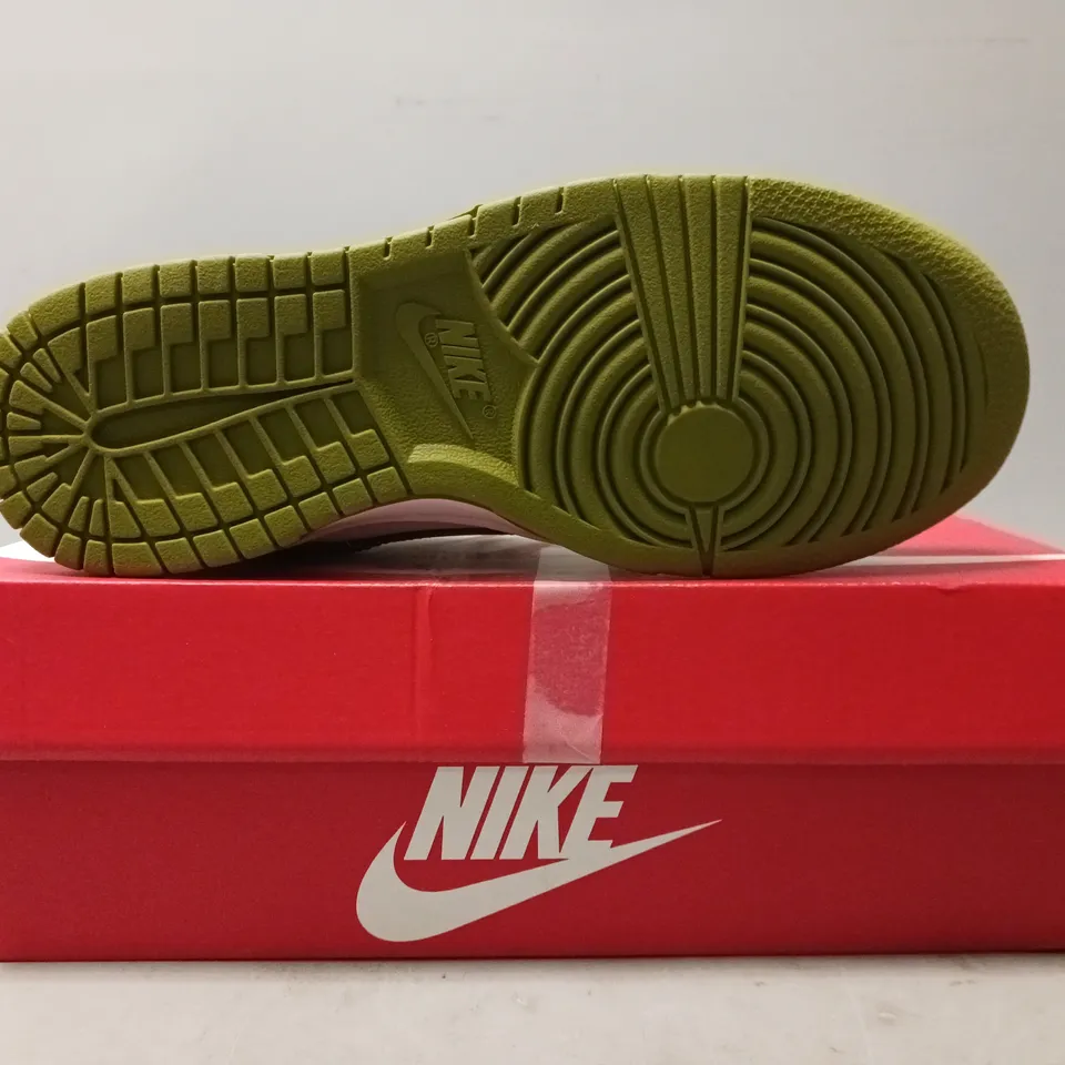 BOXED PAIR OF NIKE DUNK LOW RETRO SHOES IN WHITE/PACIFIC MOSS UK SIZE 5