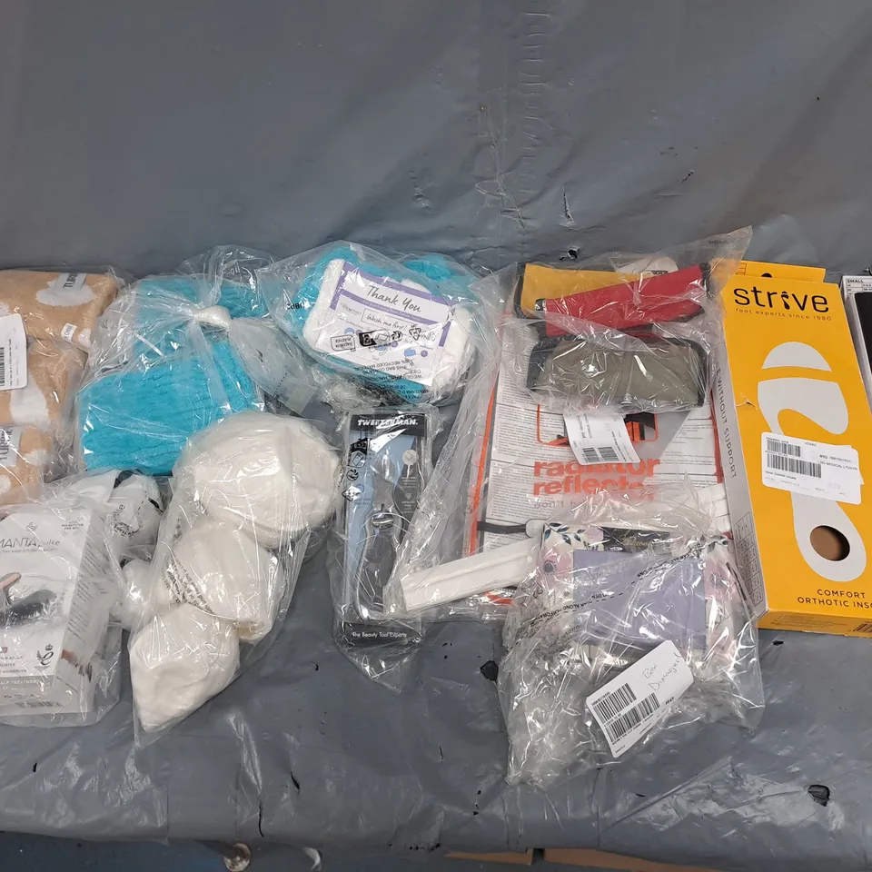 APPROXIMATELY 10 ASSORTED HOUSEHOLD ITEMS TO INCLUDE - DECORATIVE SHELLS, MANTA SCALP BRUSH, AND TWEEZERMAN BEAUTY TOOL ETC. - COLLECTION ONLY