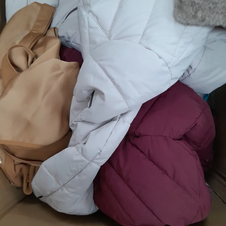 BOX OF APPROXIMATELY 15 ASSORTED CLOTHING ITEMS IN VARIOUS STYLES, COLOURS AND SIZES TO INCLUDE COATS, CARDIGANS, TROUSERS ETC