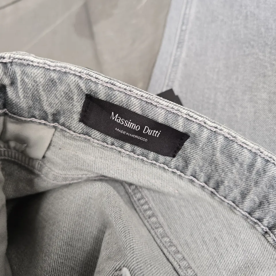 MASSIMO DUTTI JEANS – TAPERED FIT, LIGHT WASH DENIM, UK 32 (EU 42, US 32)