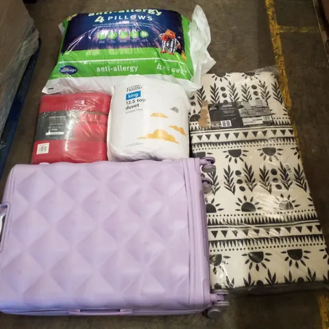 PALLET CONTAINING APPROXIMATELY 39 PRODUCTS INCLUDING PILLOWS, DUVETS, PURPLE LUGGAGE & 2 MIAMI CUSHIONS 