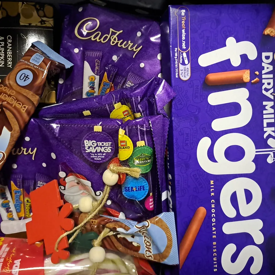 TOTE OF APPROXIMATELY 10 ASSORTED FOOD AND DRINK ITEMS TO INCLUDE FOX'S CLASSIC BISCUIT SELECTION, JACOB'S MINI CHEDDARS, TERRY'S CHOCOLATE ORANGE, ETC