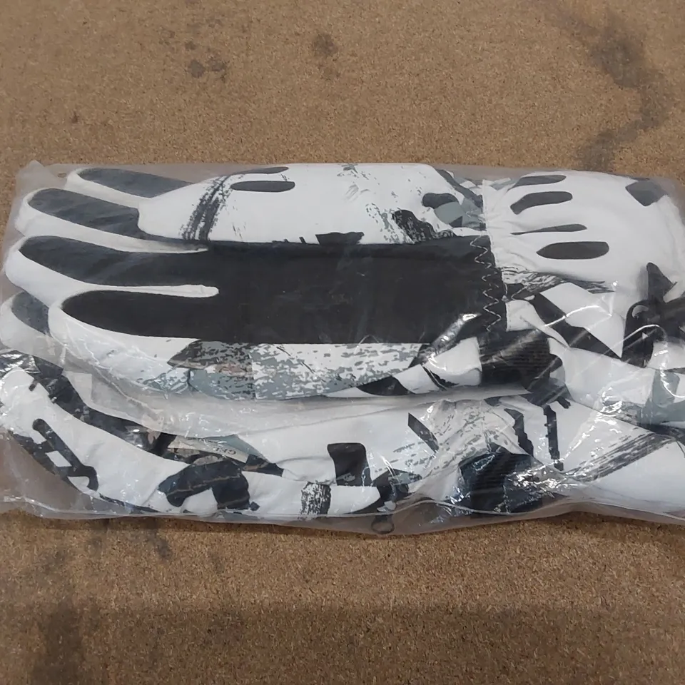 BOX OF APPROXIMATELY 10X BRAND NEW FAIRYEON DARTHVADER SKI/SNOWBOARD WINTER GLOVES - SIZES MEDIUM AND LARGE (1 BOX)