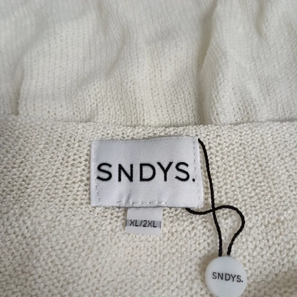 SNDYS MISTY KNIT PONCHO – OFF-WHITE, XL/2XL