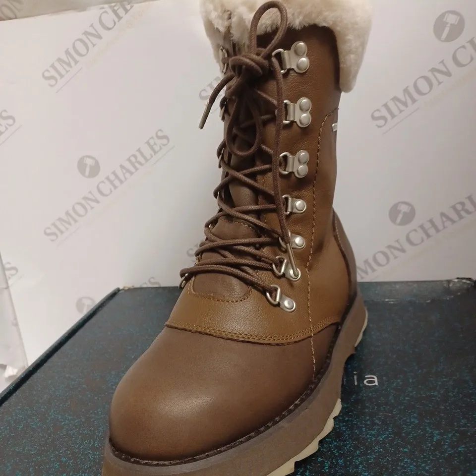BOXED EMU AUSTRAILIA COMORO LEATHER BOOTS, OAK - SIZE 6