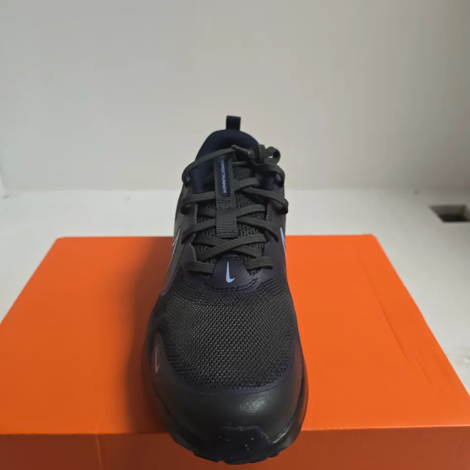 BOXED PAIR OF NIKE COSMIC RUNNER TRAINERS - SIZE 5.5