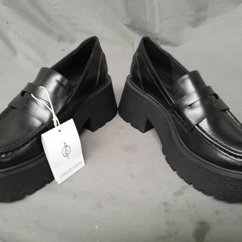 PAIR OF STRADIVARIUS PLATFORM BLOCK HEEL SHOES IN BLACK EU SIZE 35