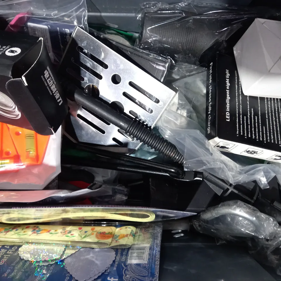 APPROXIMATELY 15 ASSORTED HOUSEHOLD ITEMS TO INCLUDE PADLOCK, AROMATHERAPY VARIETY SET, ETC