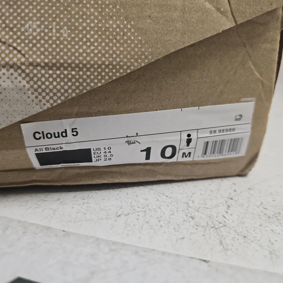 BOXED PAIR OF ON RUNNING CLOUD 5 ALL BLACK TRAINERS - UK 9.5