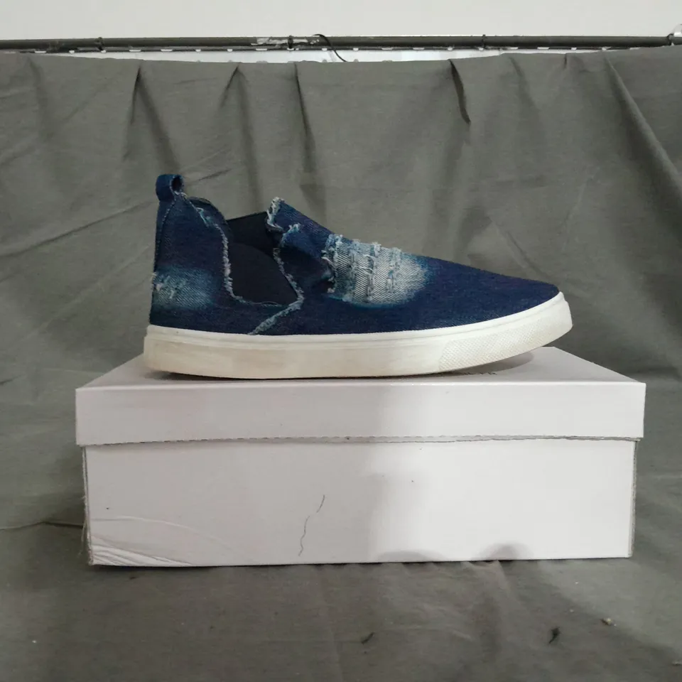 APPROXIMATELY 12 BOXED PAIR OF BLUE SLIP ON TRAINERS IN VARIOUS SIZES TO INCLUDE SIZE 37EU 