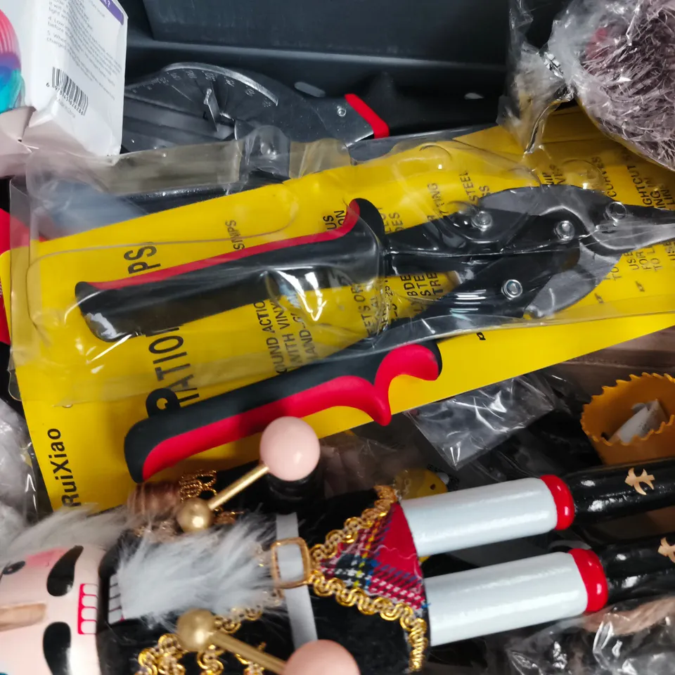 APPROXIMATELY 10 ASSORTED HOUSEHOLD ITEMS TO INCLUDE NUTCRACKER, MILTON STERILISING TABLETS, VINYL COASTERS, ETC