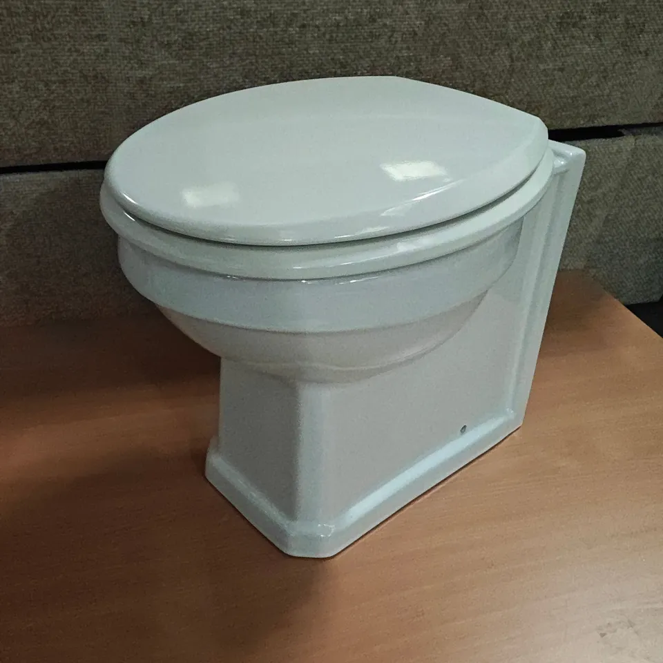 BATHROOM SET IN GLOSS WHITE TO INCLUDE 2-DRAWER BASIN UNIT, WALL UNIT, TOILET, BASIN AND MORE