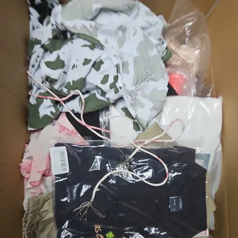 APPROXIMATELY 20 ASSORTED CLOTHING ITEMS IN VARIOUS SIZES, STYLES AND COLOURS
