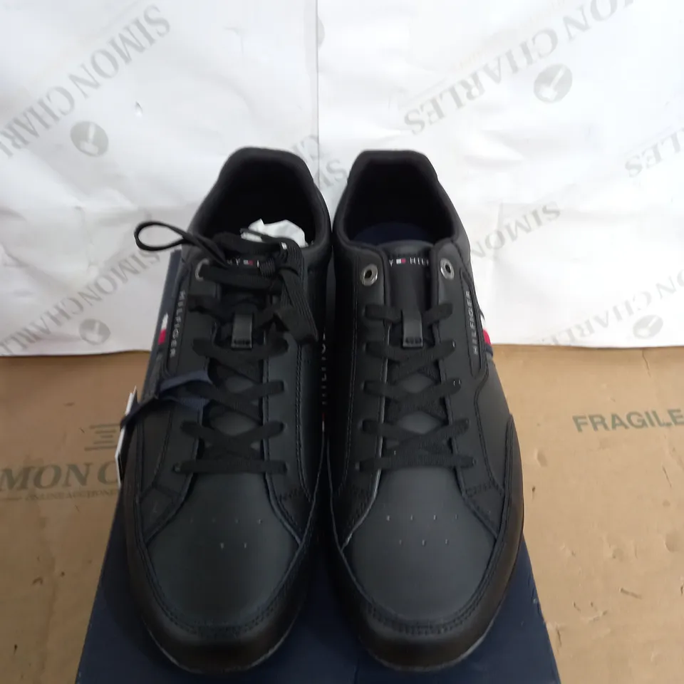 BOXED PAIR OF TOMMY HILFIGERCLASSIC LOGO TRAINERS SIZE 8