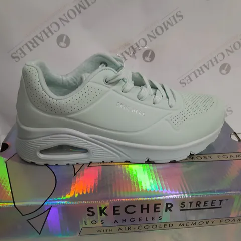 SIZE 6 SKECHERS UNO KICK TRAINERS - MINT 