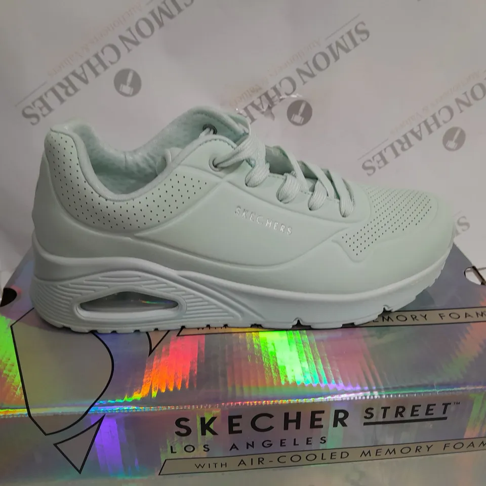 SIZE 6 SKECHERS UNO KICK TRAINERS - MINT 