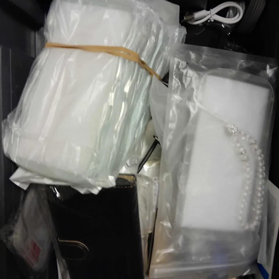 APPROXIMATELY 20 ASSORTED SMARTPHONE/TABLET ACCESSORIES TO INCLUDE PROTECTIVE CASES, CHARGING CABLES, SCREEN PROTECTORS ETC 