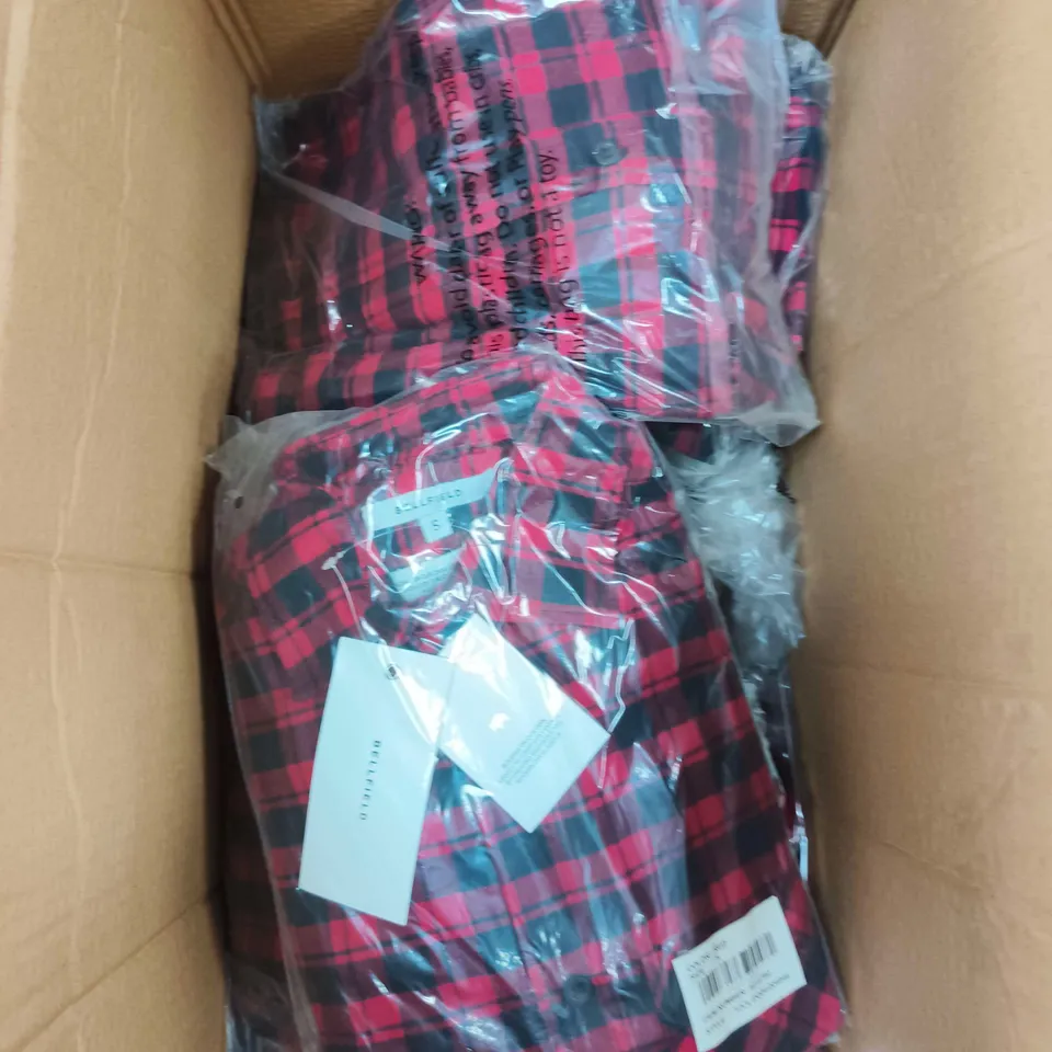 APPROXIMATELY 20 ASSORTED CLOTHING ITEMS IN VARIOUS SIZES & STYLES