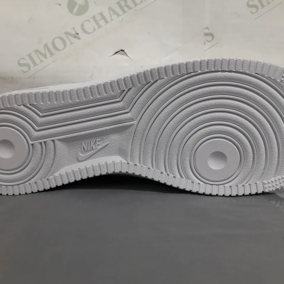 BOXED PAIR OF NIKE AIR FORCE 1 '07 SHOES IN WHITE UK SIZE 9
